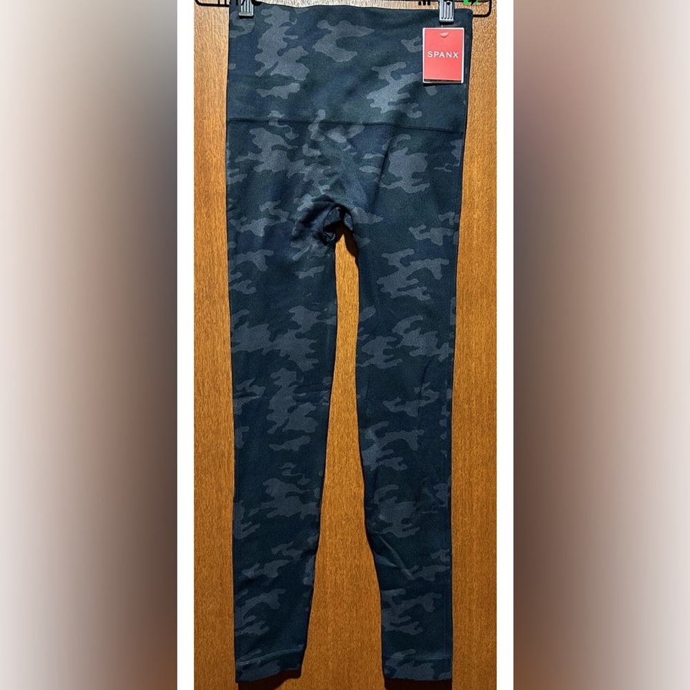 Spanx Look At Me Now Black Camo Seamless Leggings Size Small NEW!